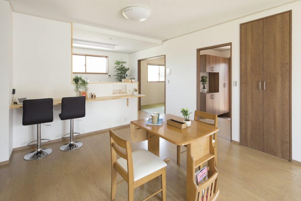 沼田市　縦格子の建具と縁なし畳で和モダンな平屋の家