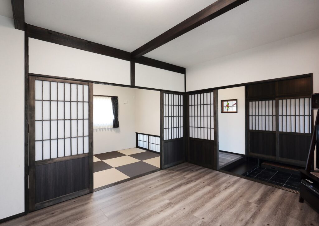吾妻郡　造作の建具や天井の現わしをみせた落ち着いた雰囲気の平屋の家